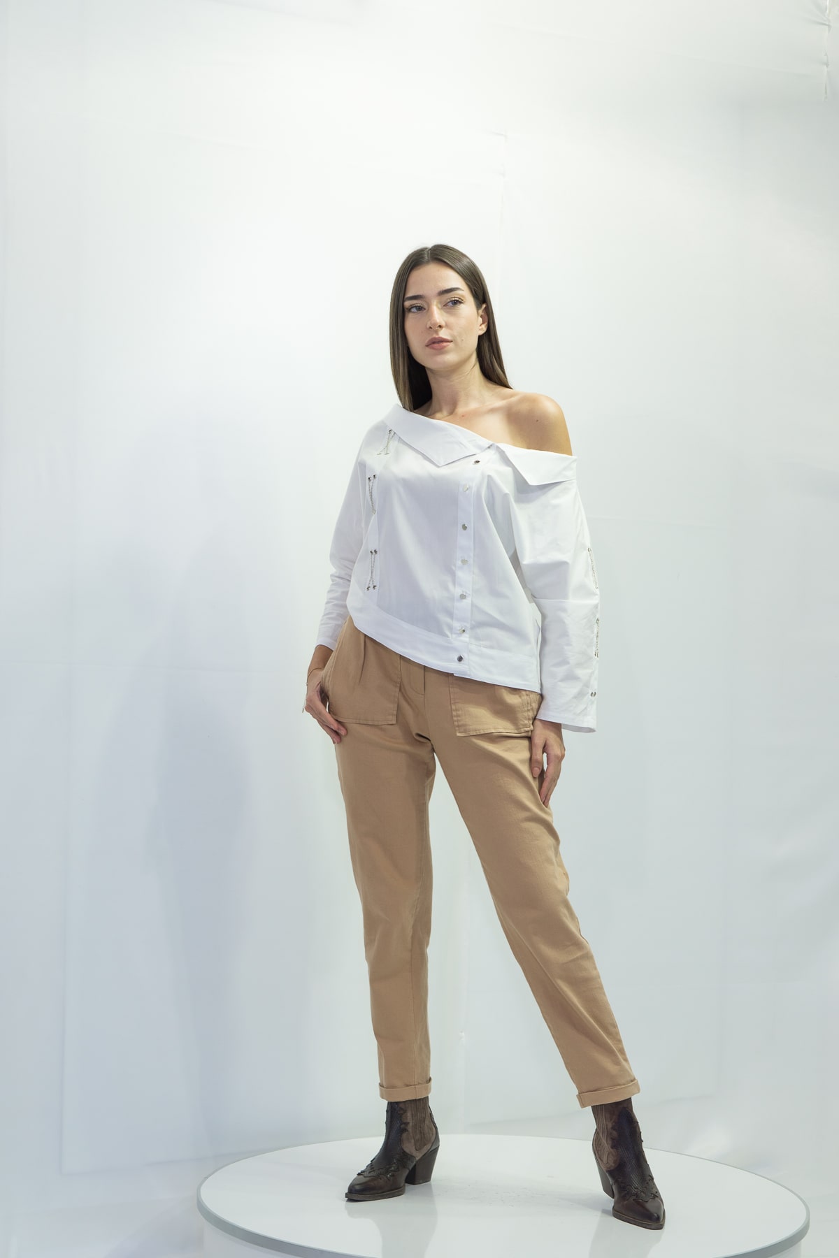 Beyaz Zımbalı Gömlek